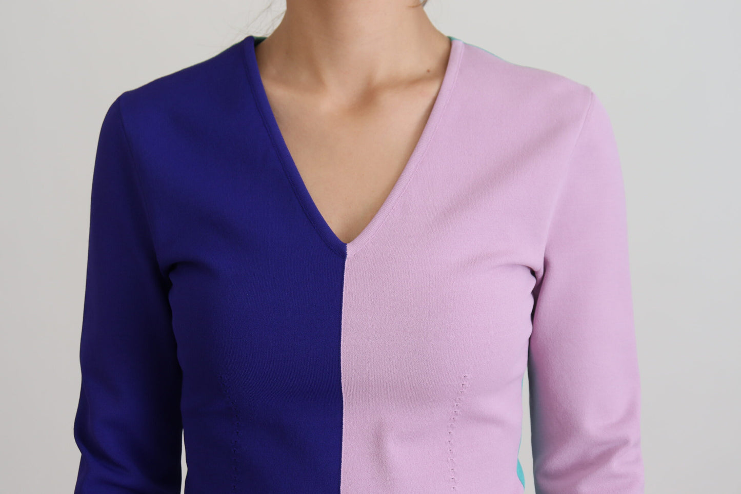 Suéter elegante multicolor con cuello en V