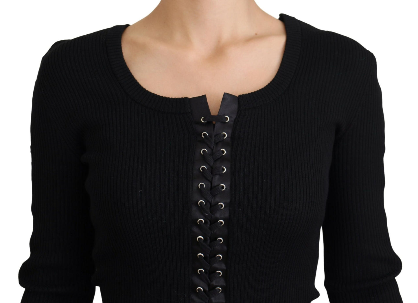Suéter negro elegante de corte entallado con lazo