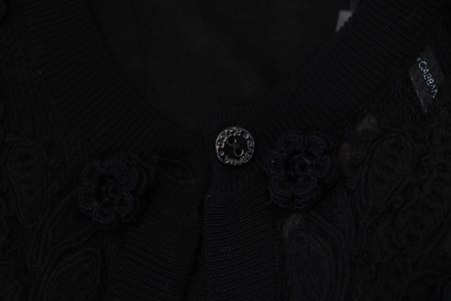 Elegante suéter tipo cárdigan de encaje floral negro