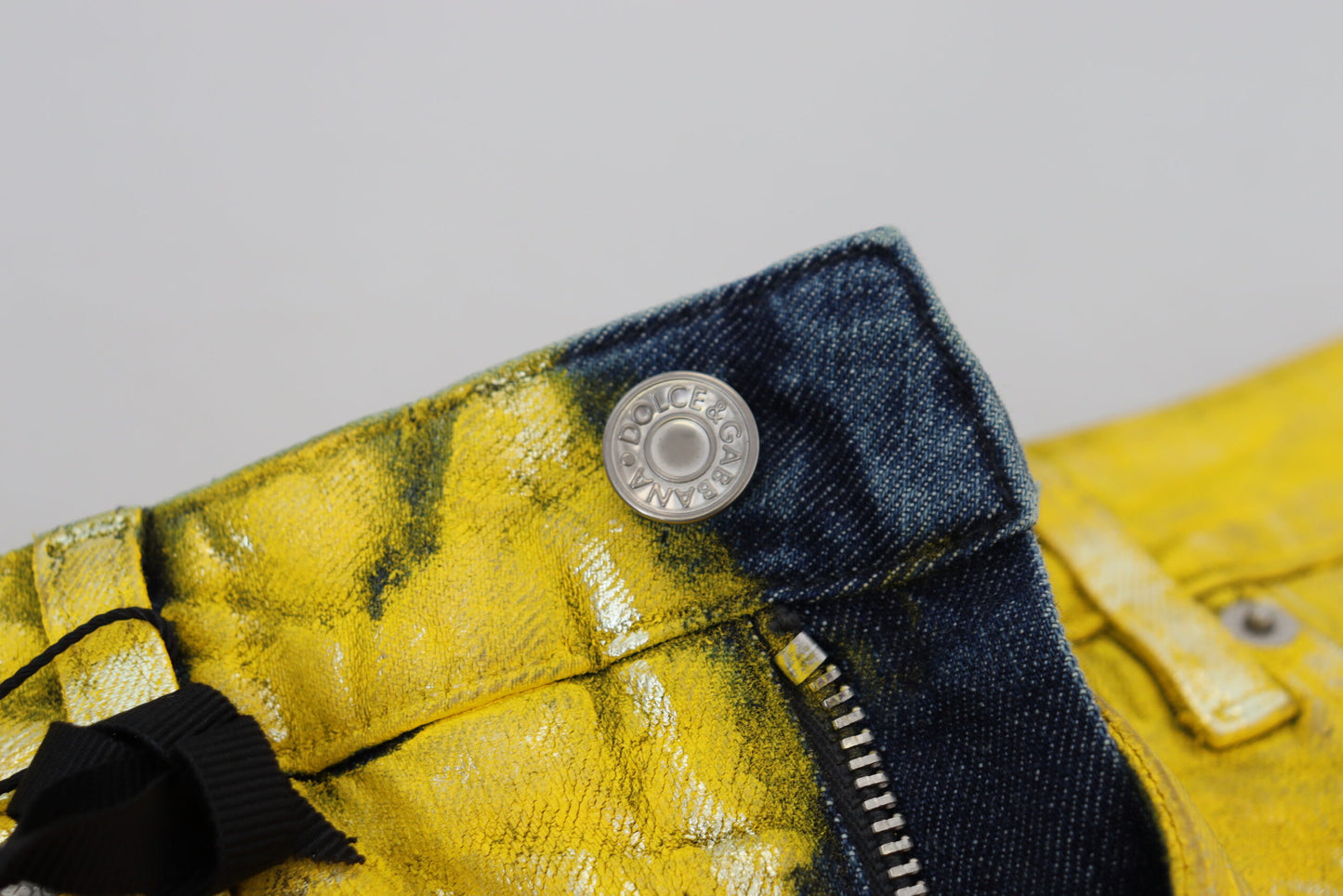 Vaqueros rectos y elegantes de cintura alta en amarillo vibrante