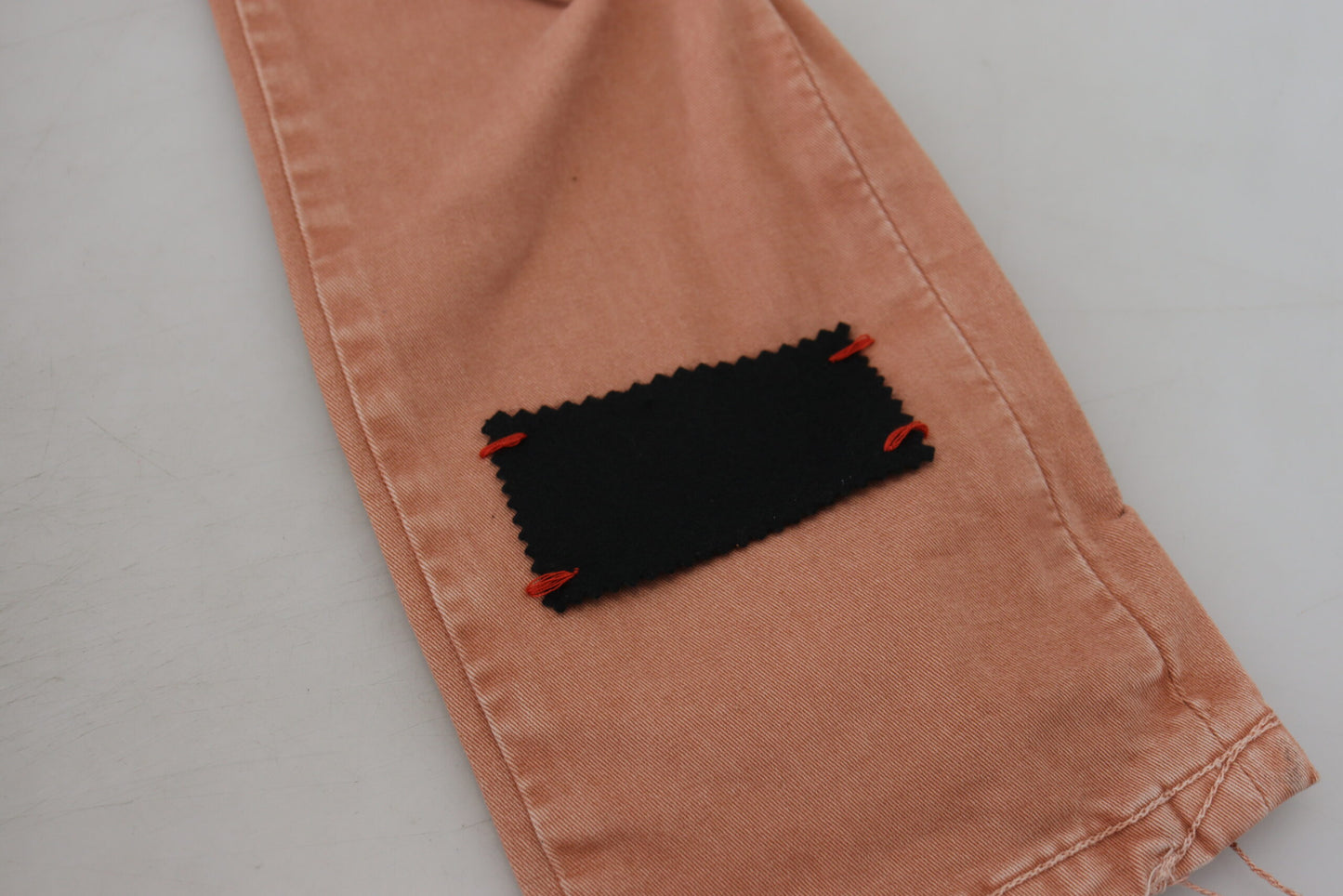 Pantalones elásticos de algodón de corte entallado y elegantes