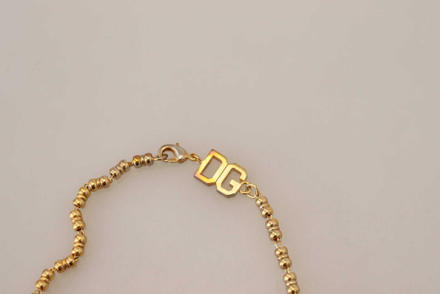 Elegante collar de cadena con dijes dorados