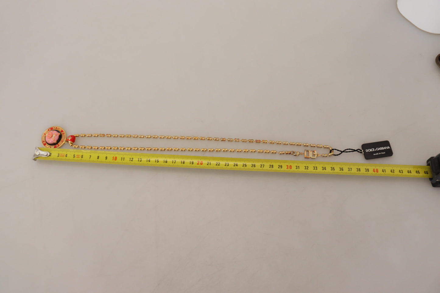 Elegante collar de cadena con dijes dorados