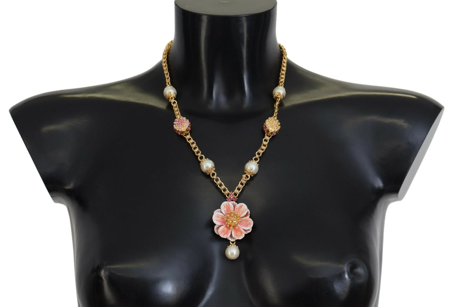 Elegante collar con dije floral
