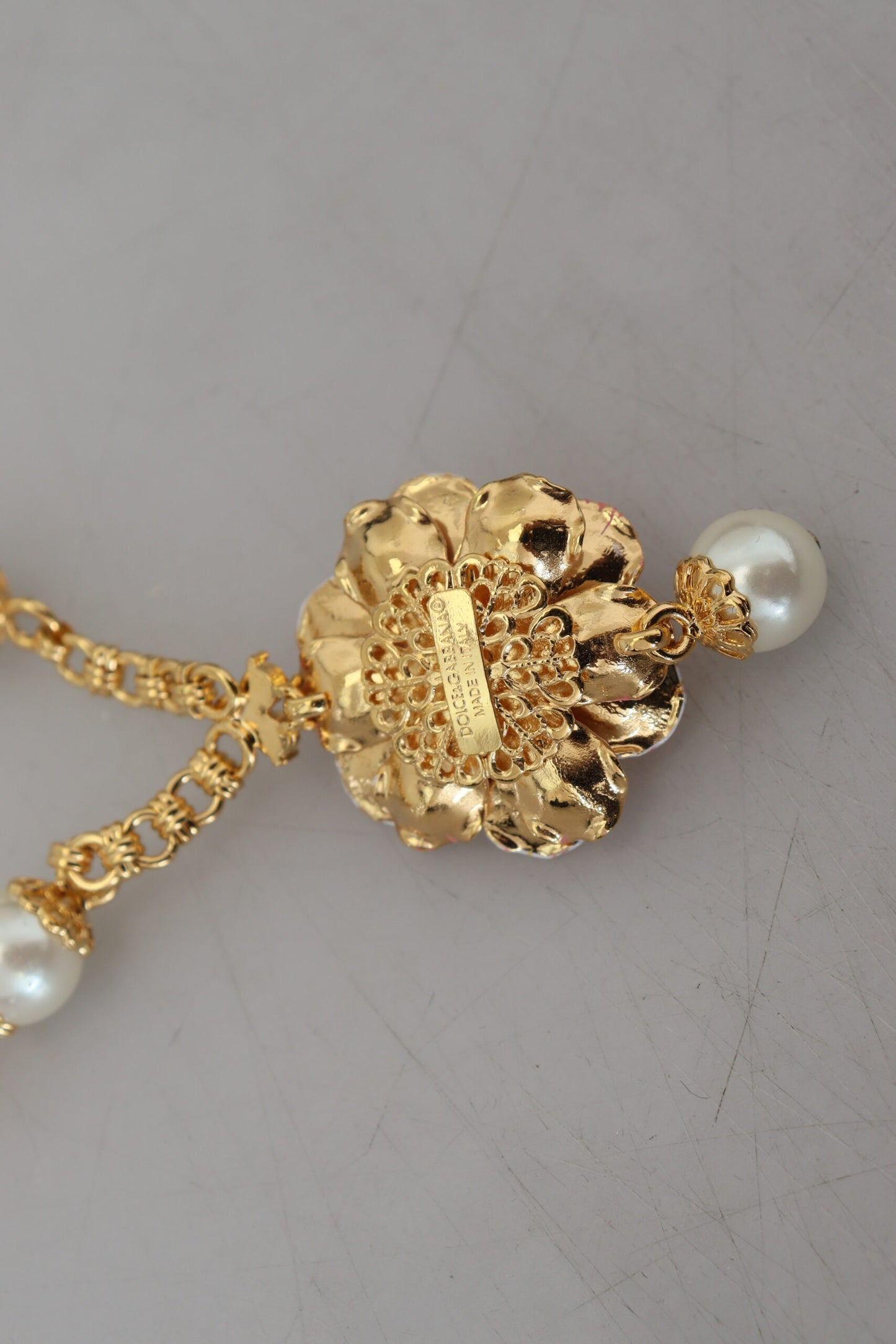 Elegante collar con dije floral