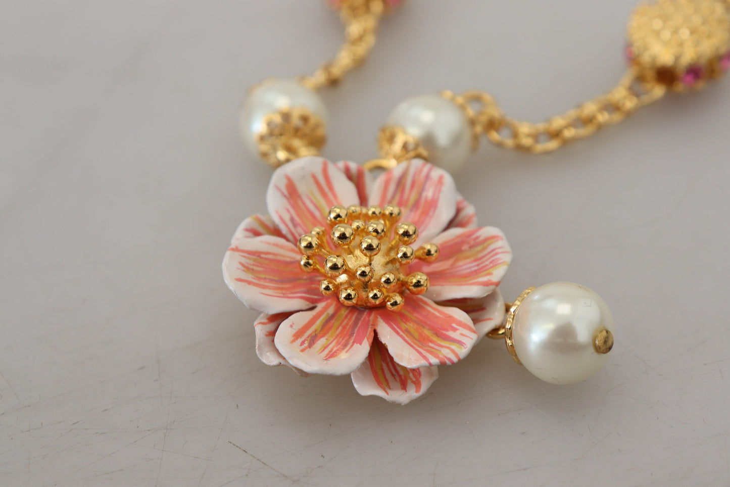 Elegante collar con dije floral