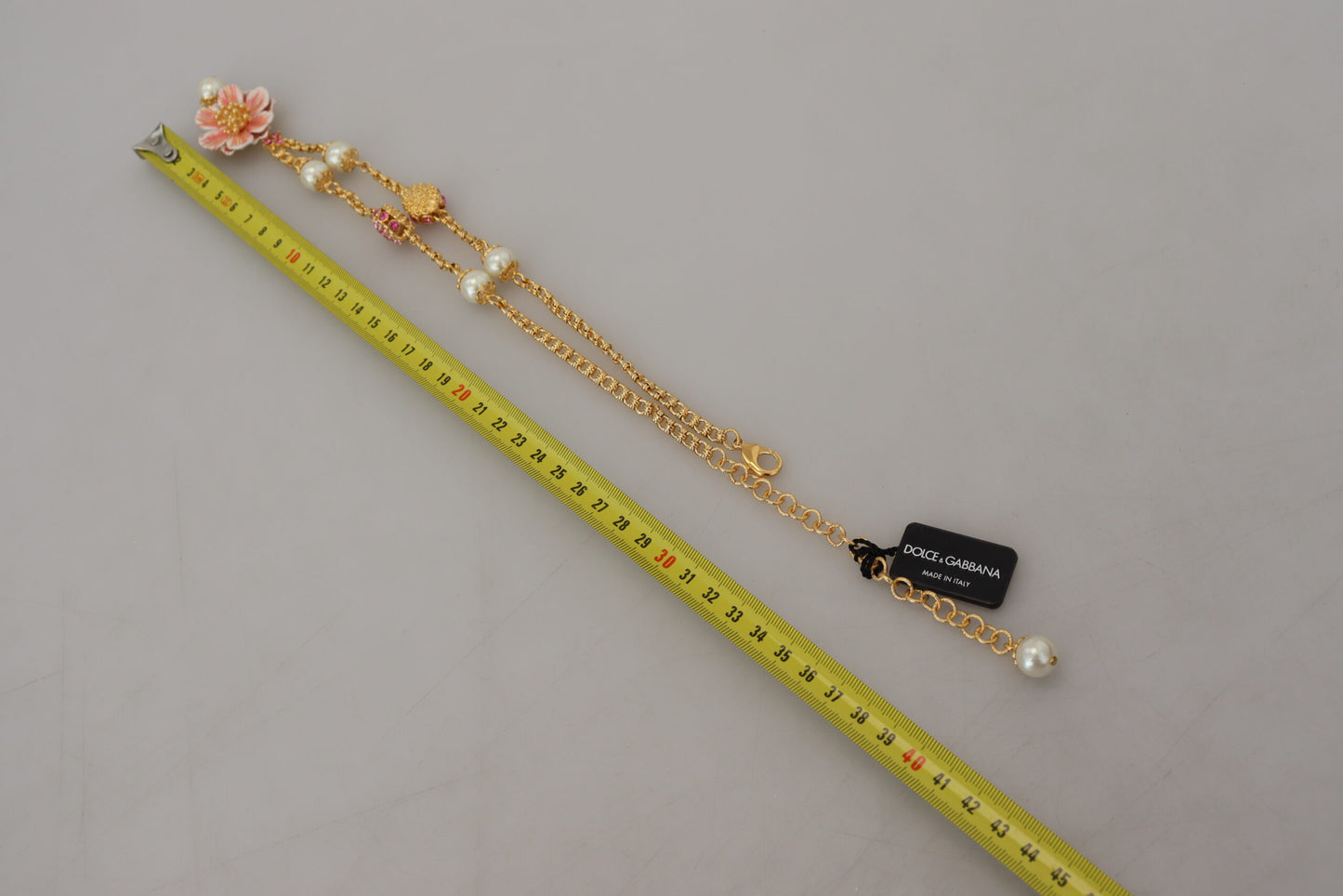 Elegante collar con dije floral