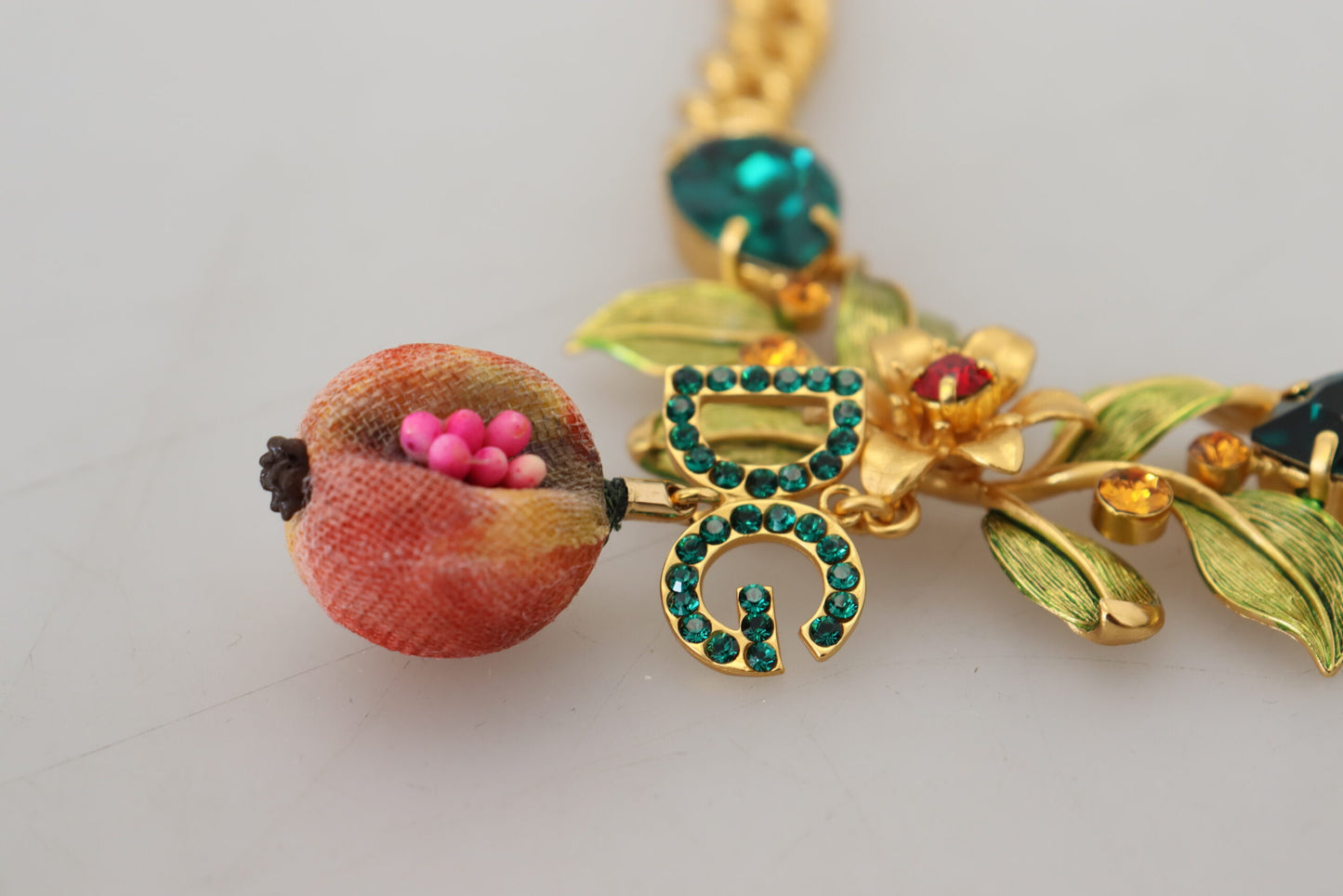 Elegante collar floral de frutas en tono dorado