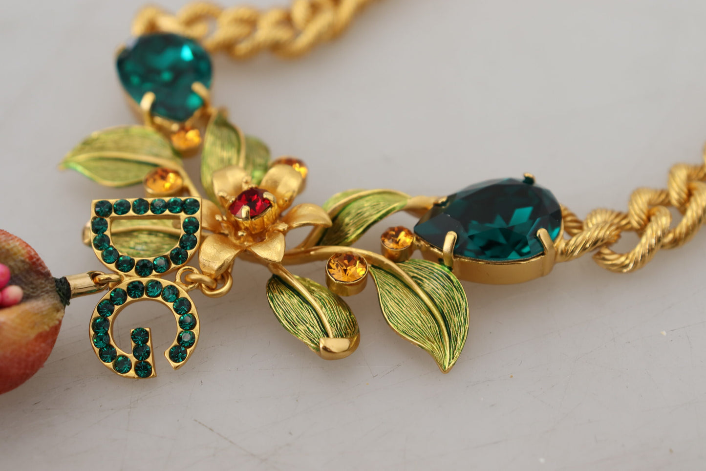 Elegante collar floral de frutas en tono dorado