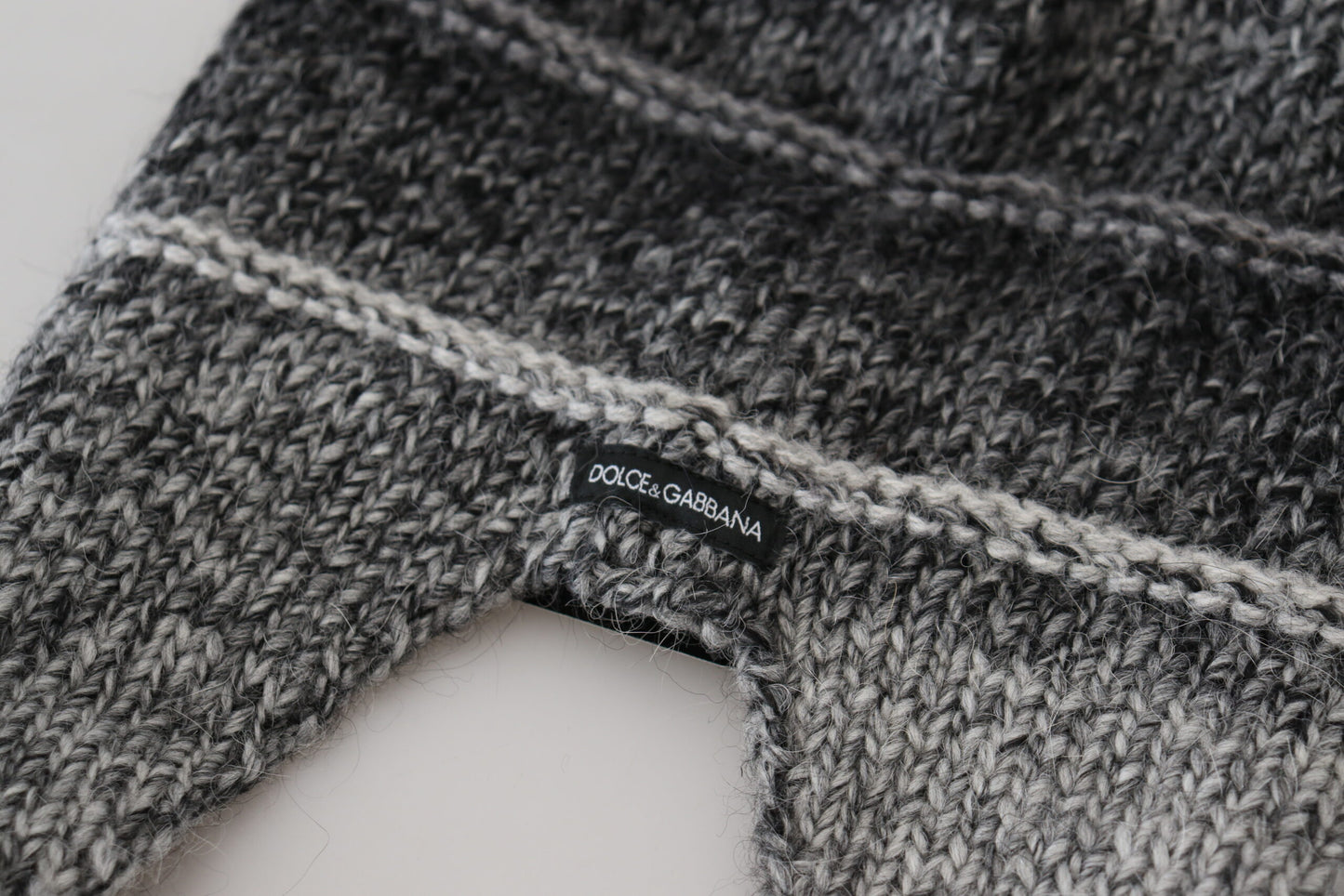 Elegante gorro de punto gris