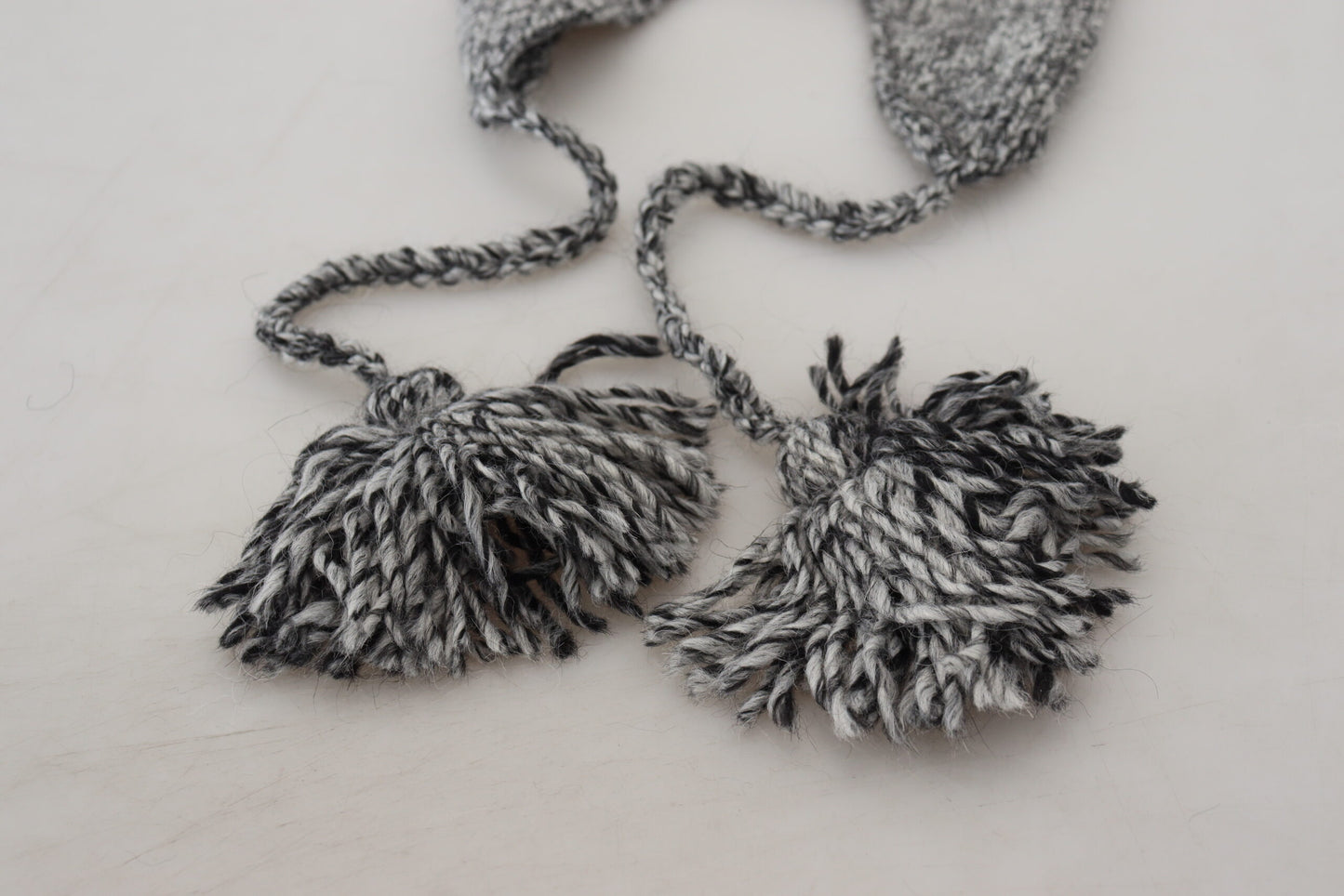 Elegante gorro de punto gris