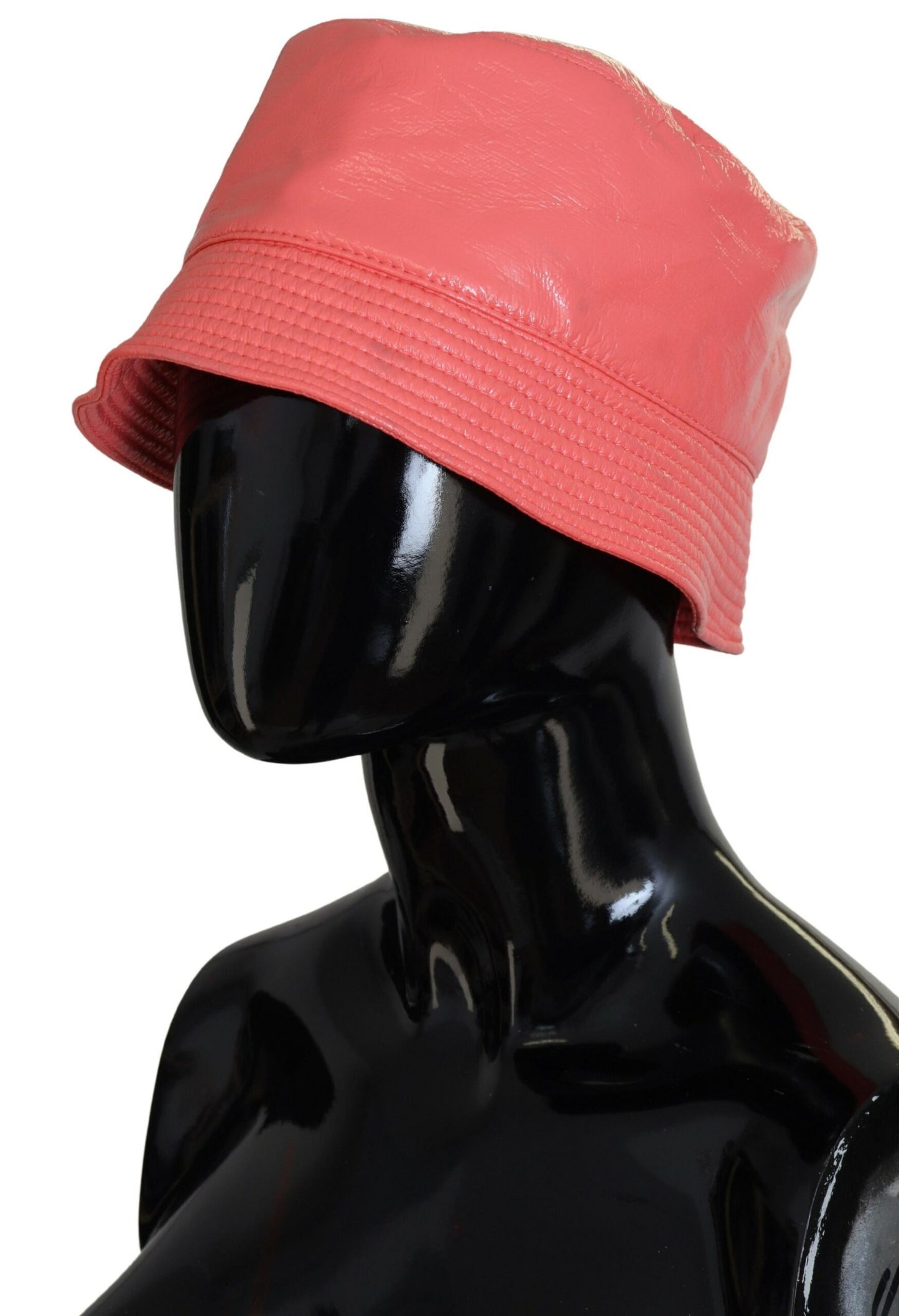 Elegante sombrero de pescador color melocotón: un básico chic de verano