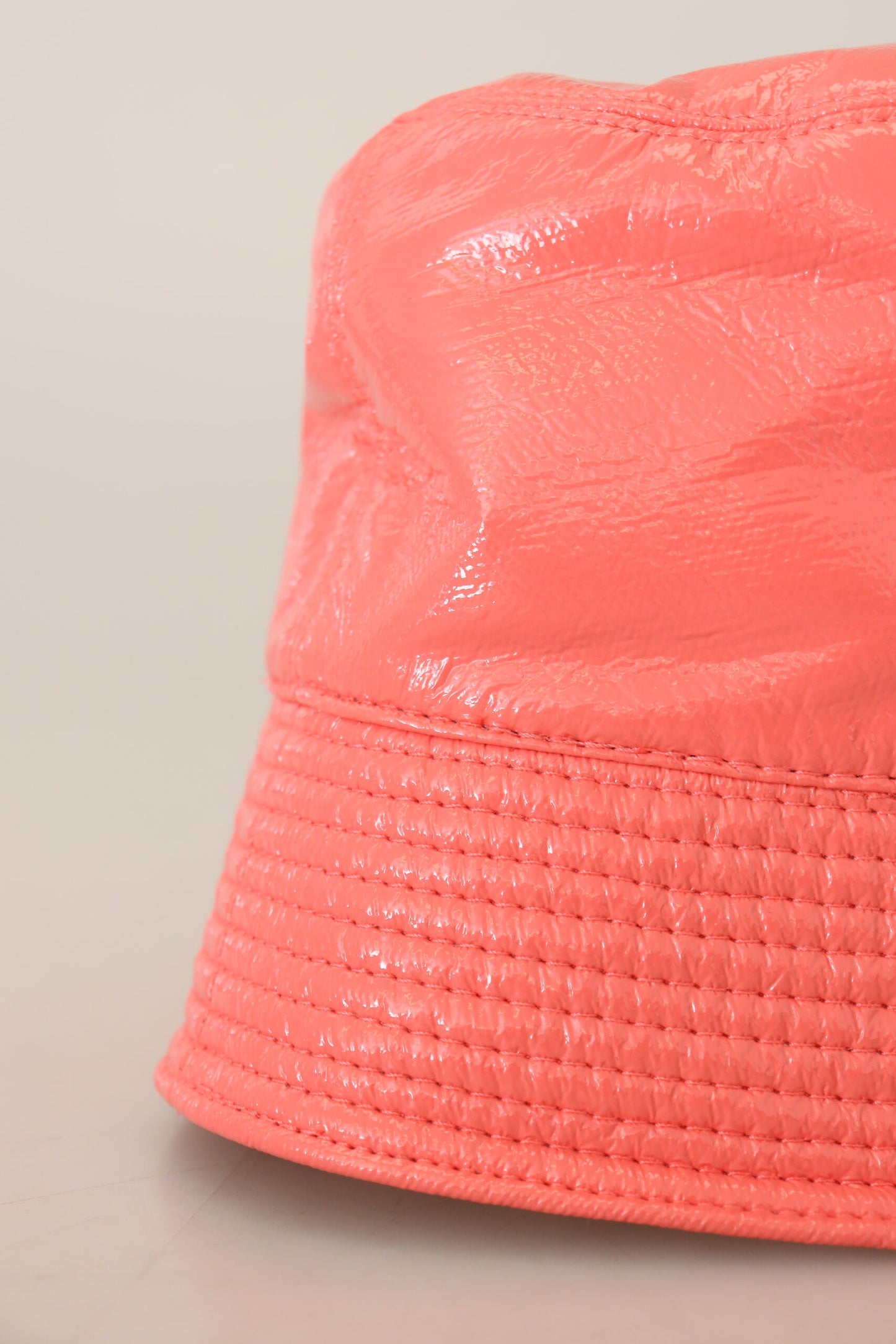 Elegante sombrero de pescador color melocotón: un básico chic de verano
