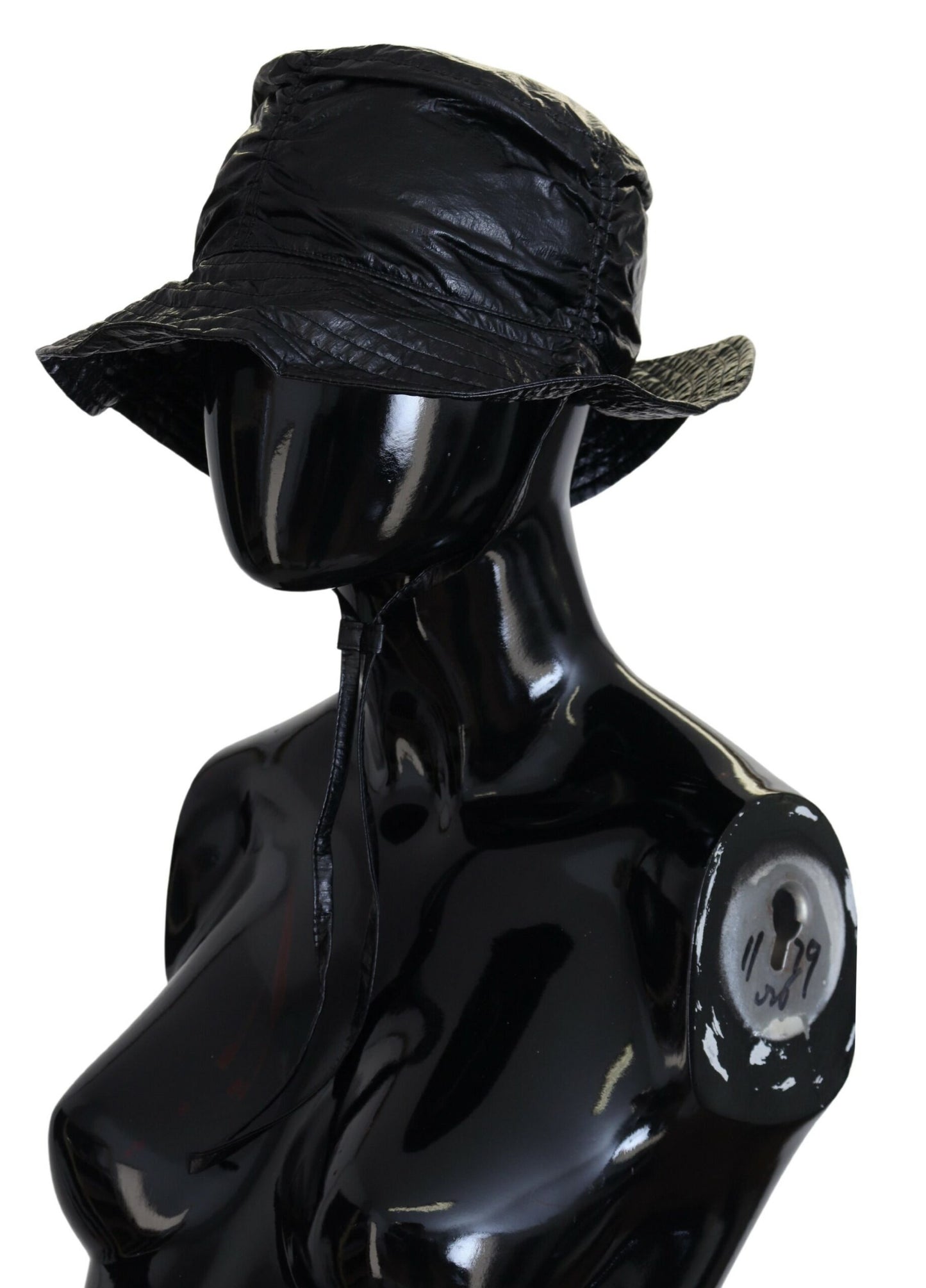 Gorra negra elegante con detalle de logotipo