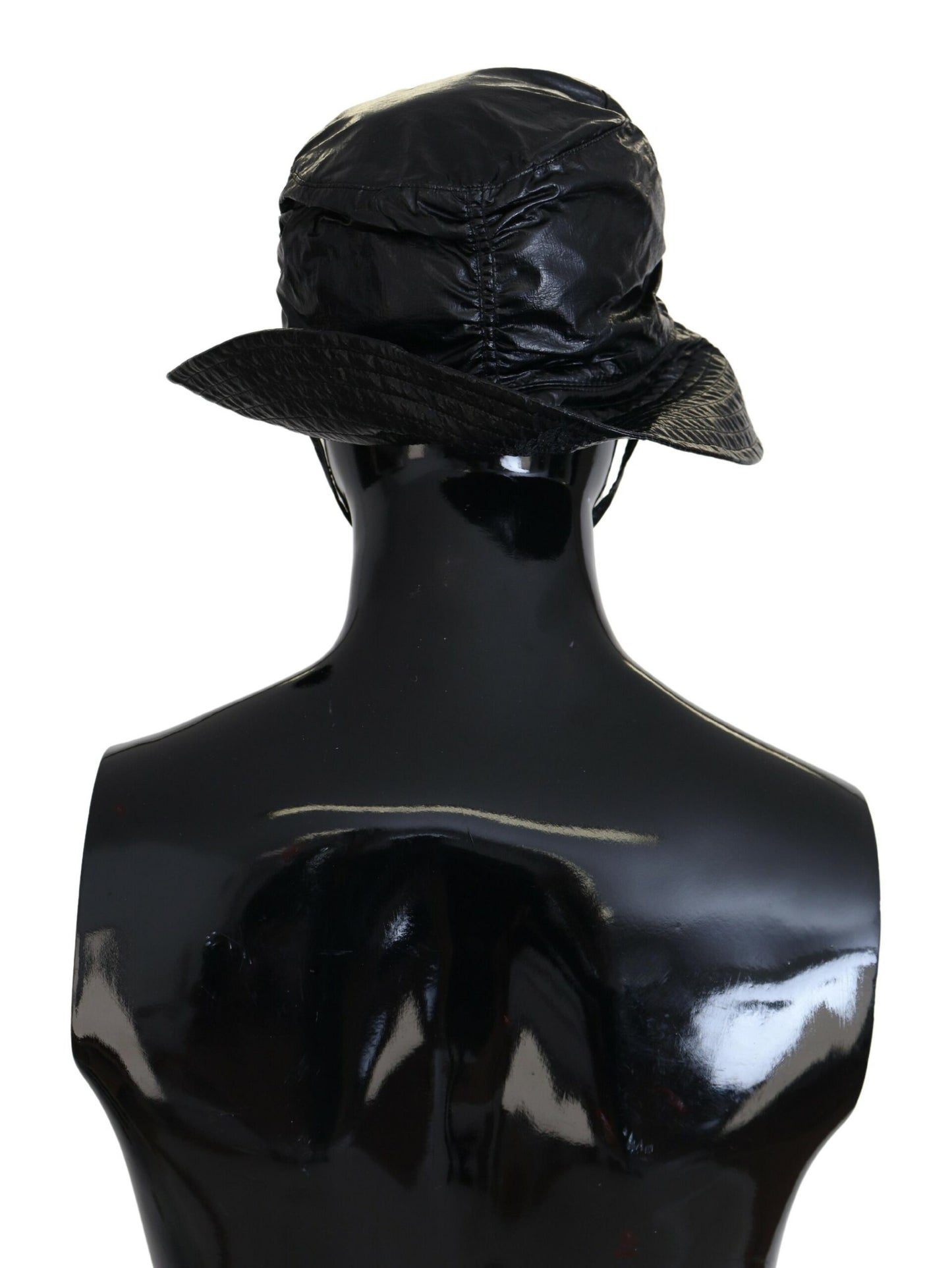 Gorra negra elegante con detalle de logotipo