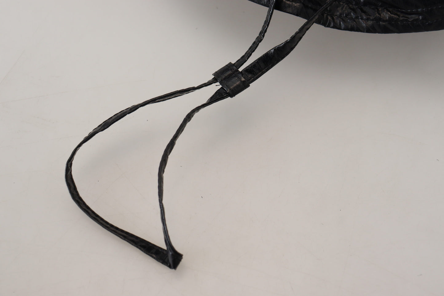Gorra negra elegante con detalle de logotipo