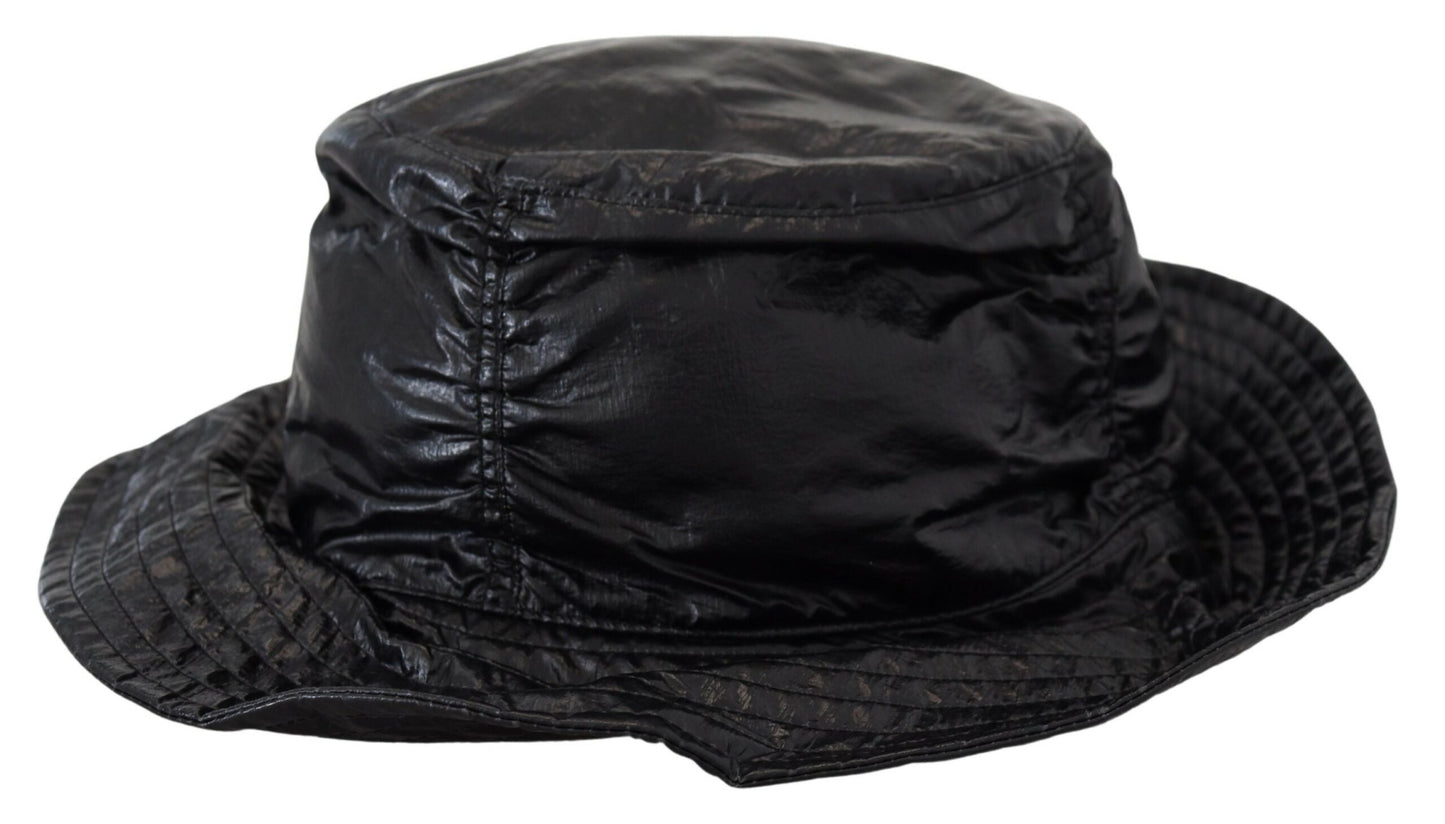 Gorra negra elegante con detalle de logotipo
