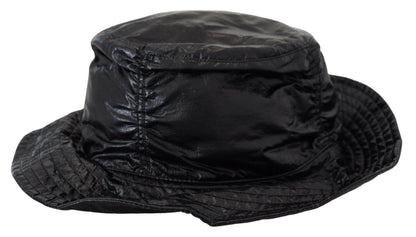 Gorra negra elegante con detalle de logotipo