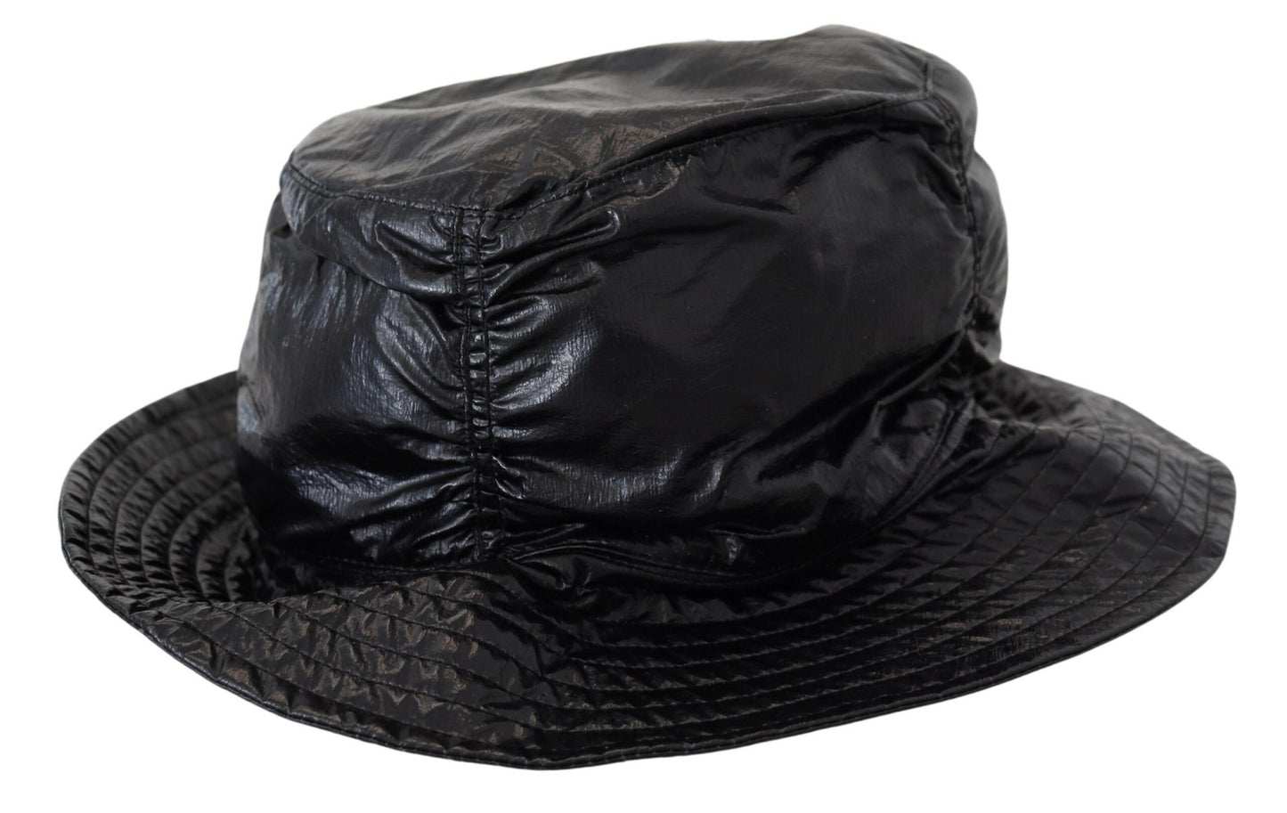 Gorra negra elegante con detalle de logotipo