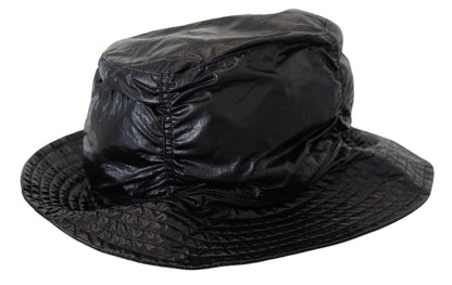 Gorra negra elegante con detalle de logotipo