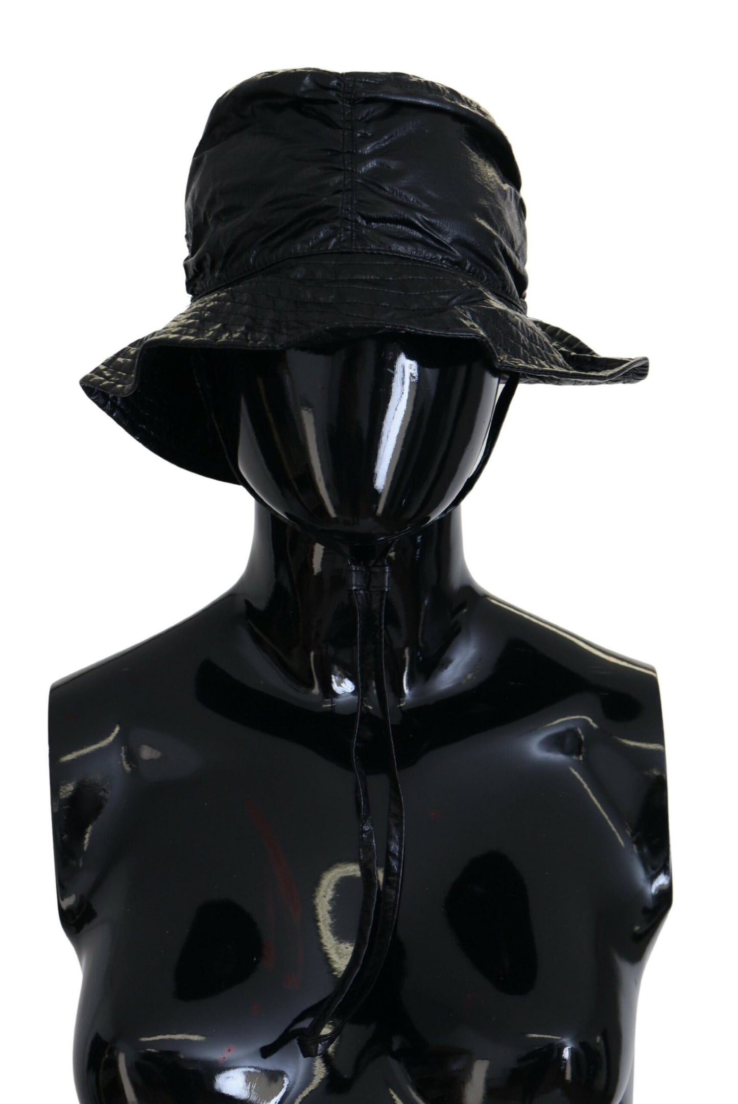Gorra negra elegante con detalle de logotipo