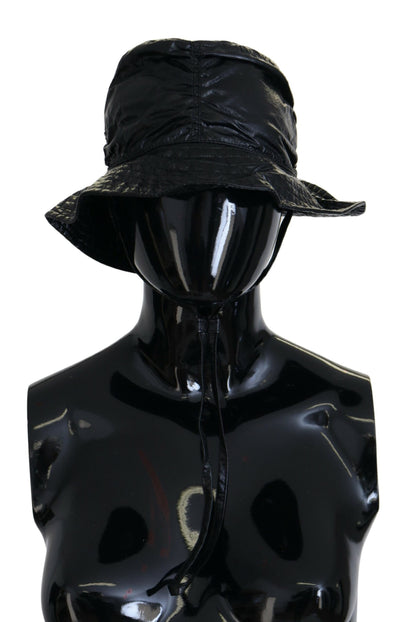 Gorra negra elegante con detalle de logotipo