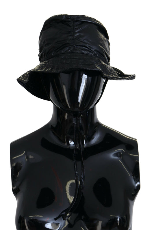 Gorra negra elegante con detalle de logotipo