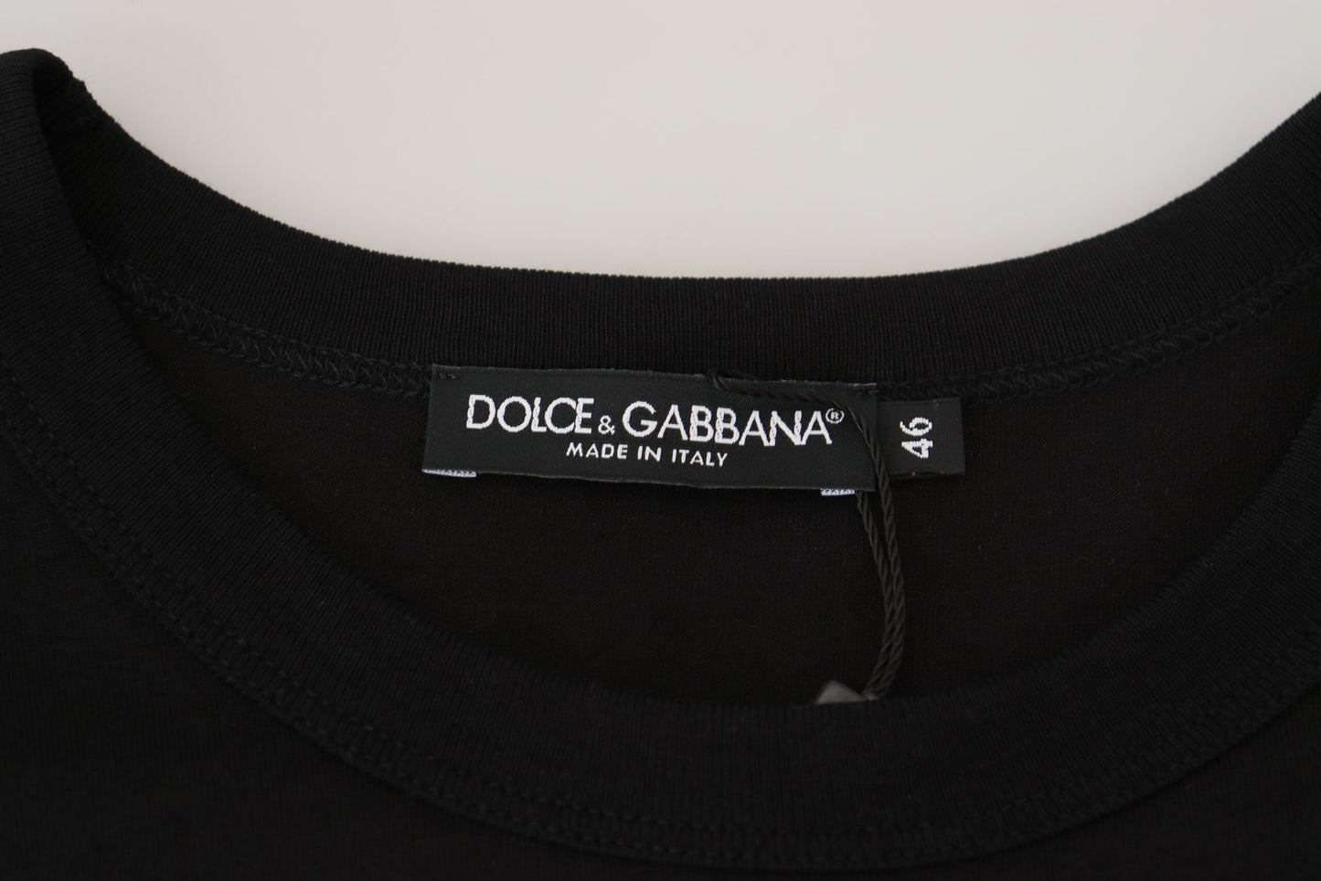 Camiseta de algodón negra elegante para el hombre moderno