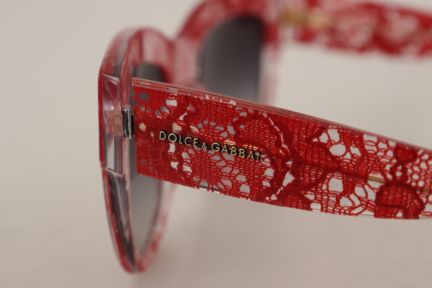 Elegantes gafas de sol con detalle de encaje rojo
