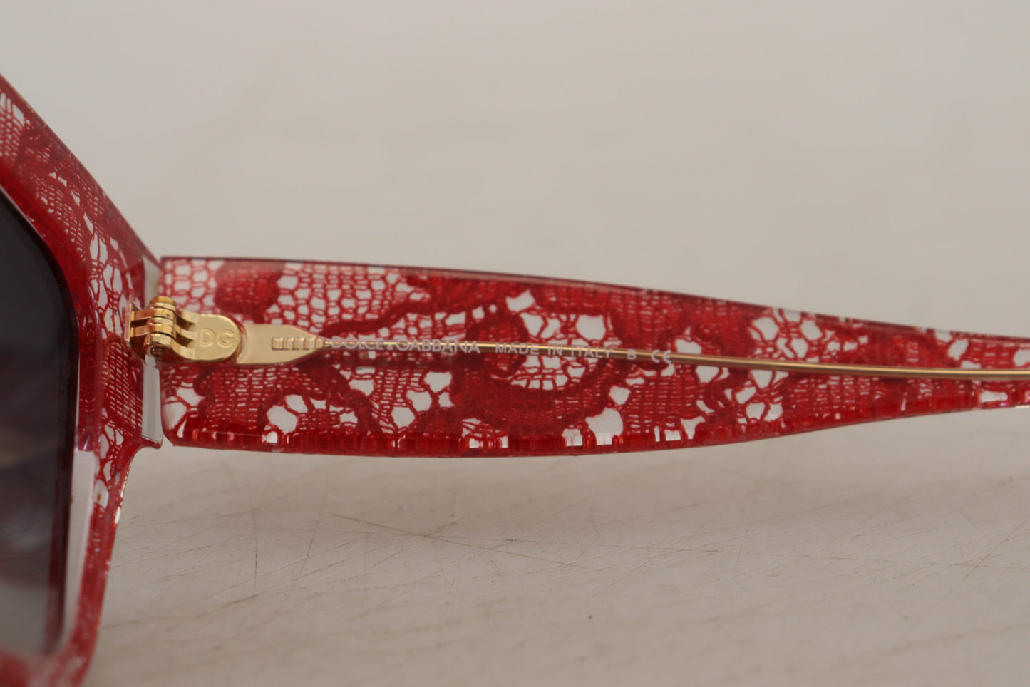 Elegantes gafas de sol con detalle de encaje rojo