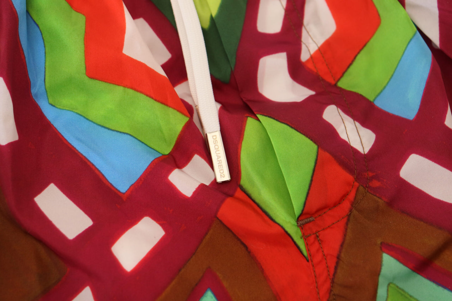 Shorts de baño exclusivos con estampado multicolor