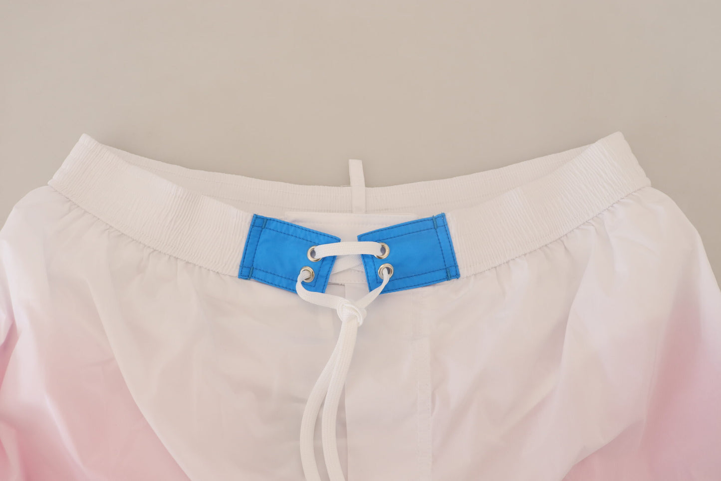 Bañador elegante con estampado blanco y rosa