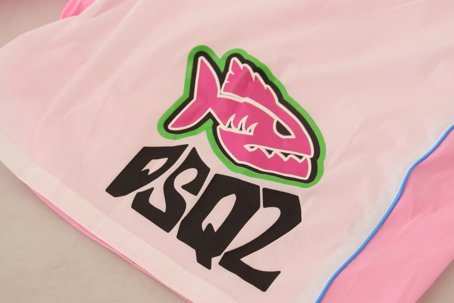 Bañador elegante con estampado blanco y rosa