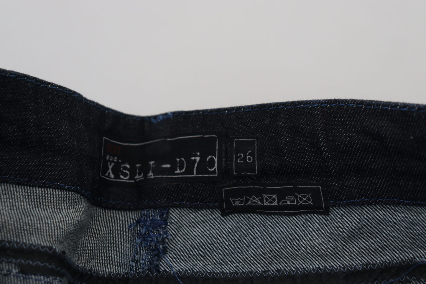 Denim de algodón chic de corte entallado en azul oscuro