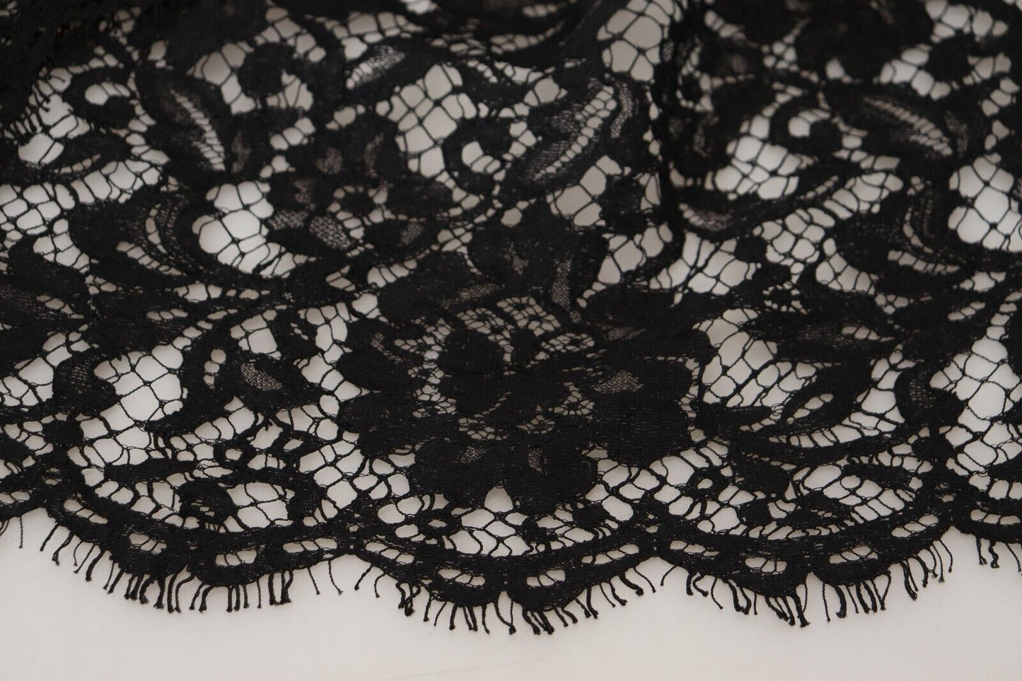 Elegante vestido recto de encaje floral negro