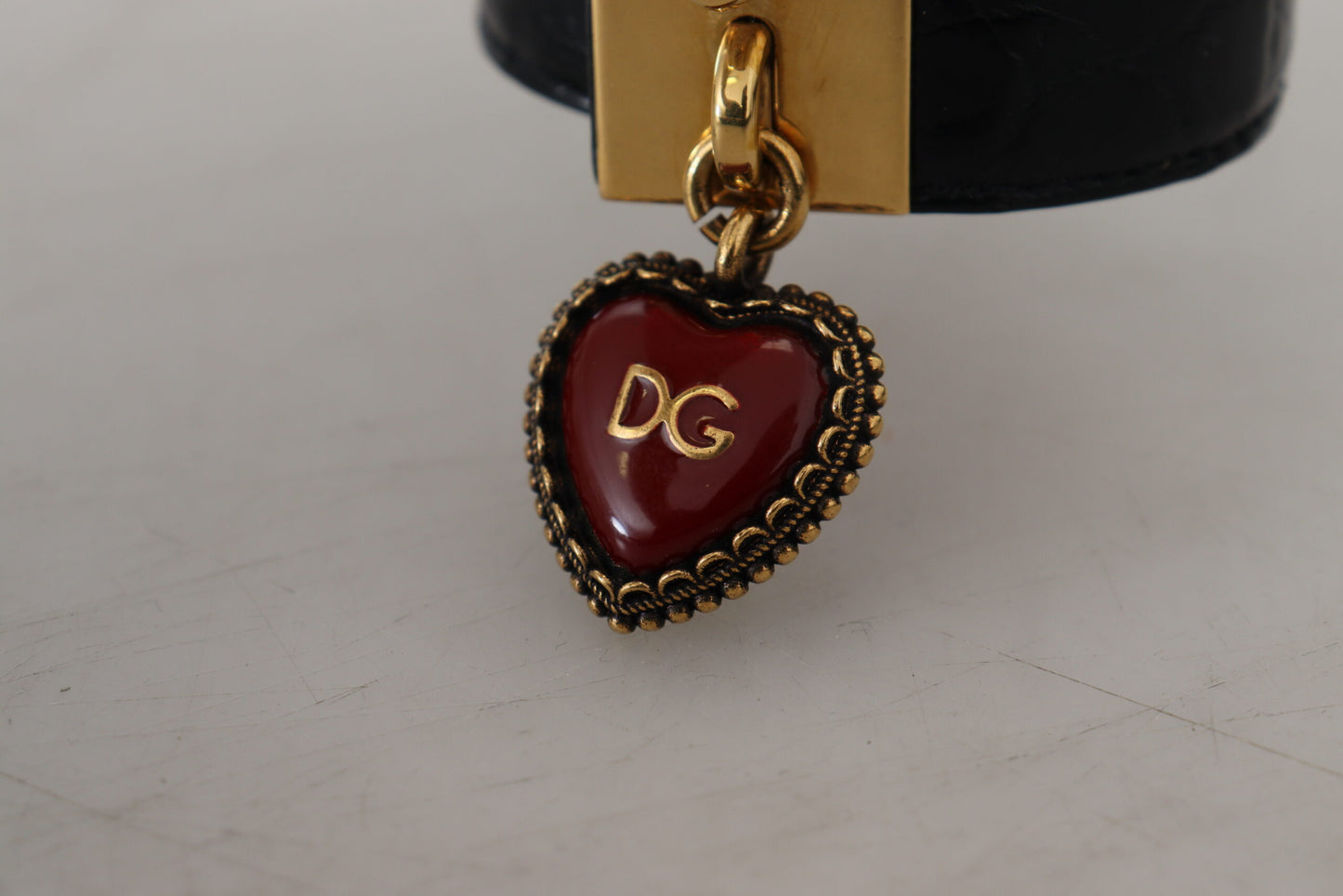Elegante pulsera de cuero negro con detalles dorados