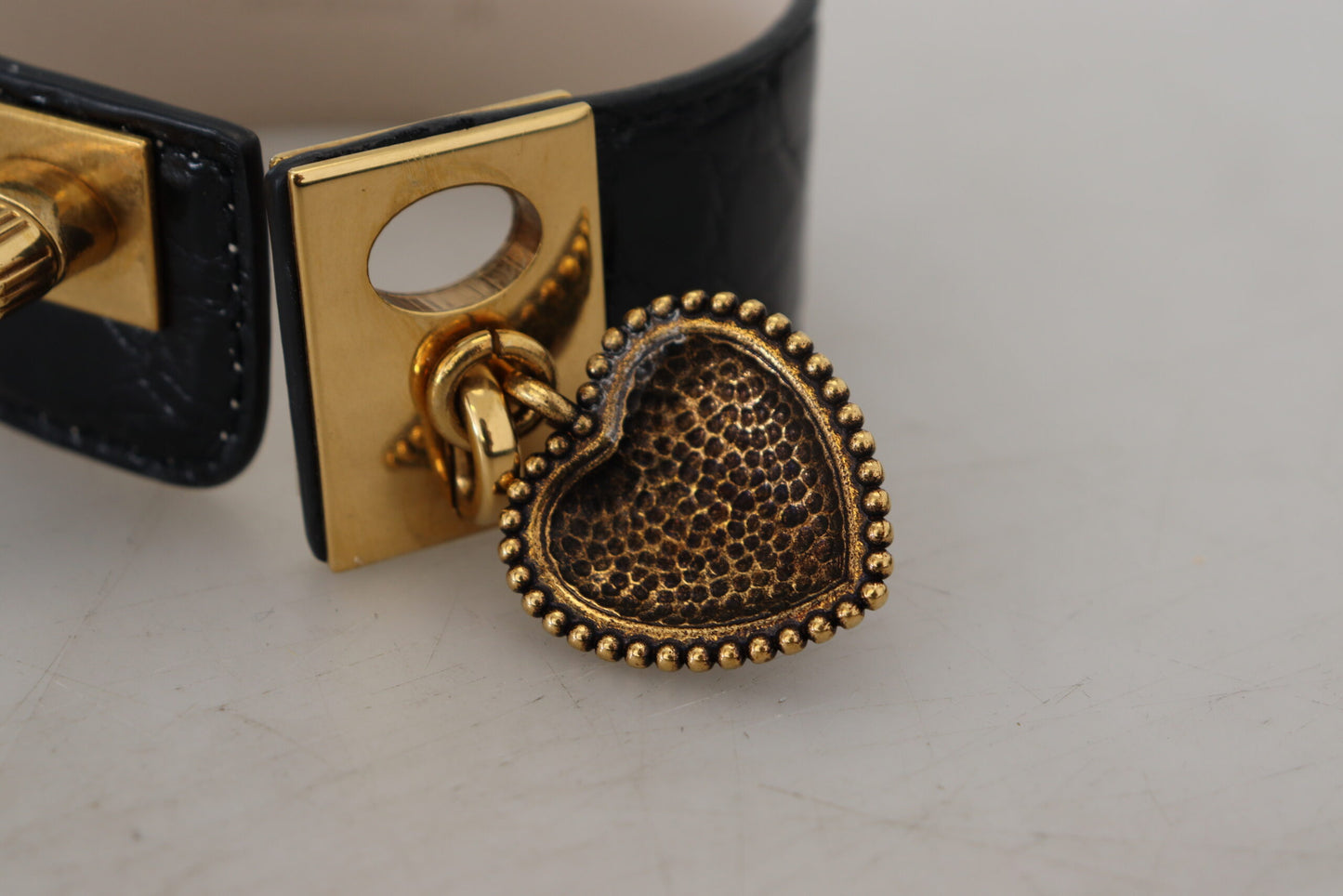 Elegante pulsera de cuero negro con detalles dorados