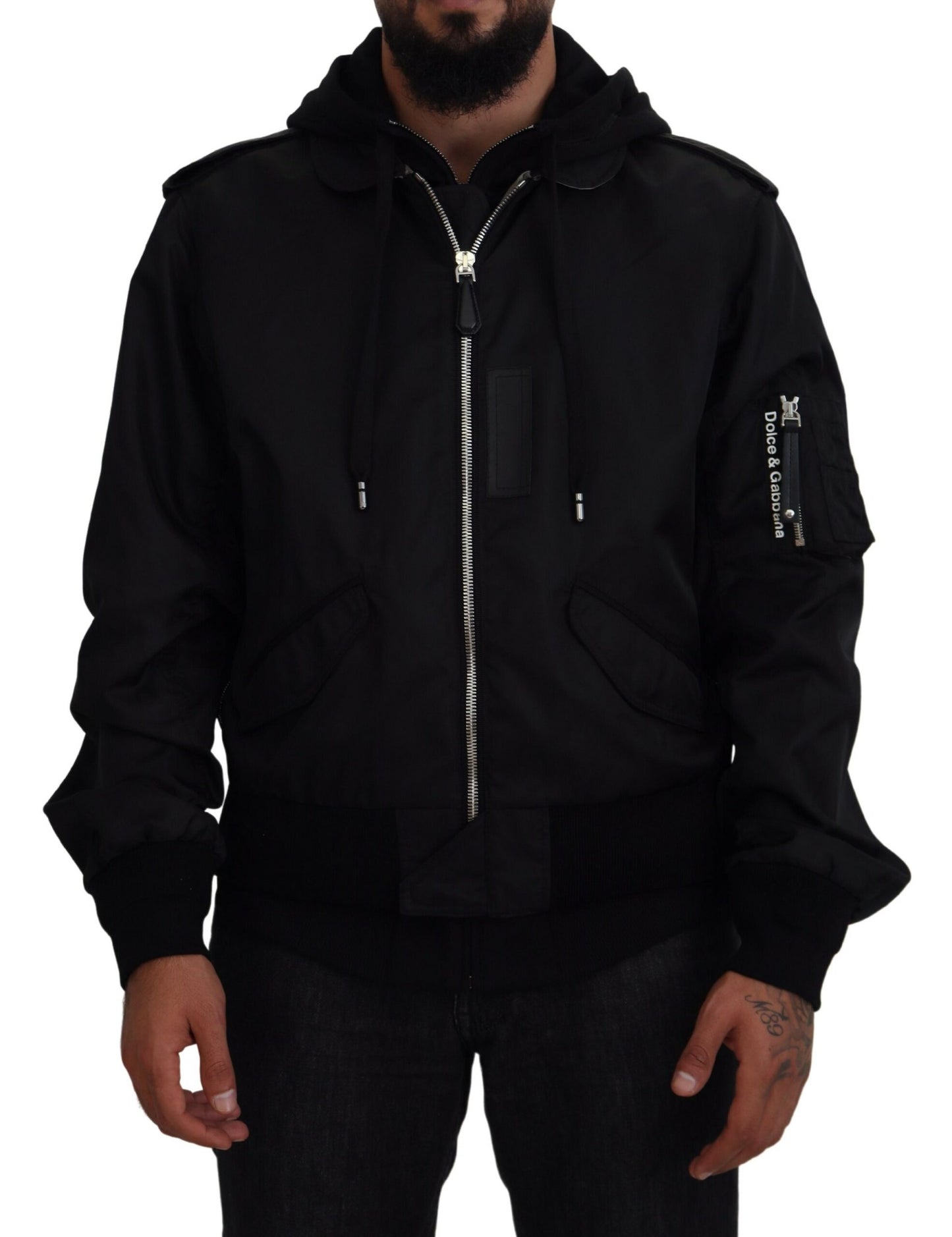 Chaqueta bomber con capucha negra elegante