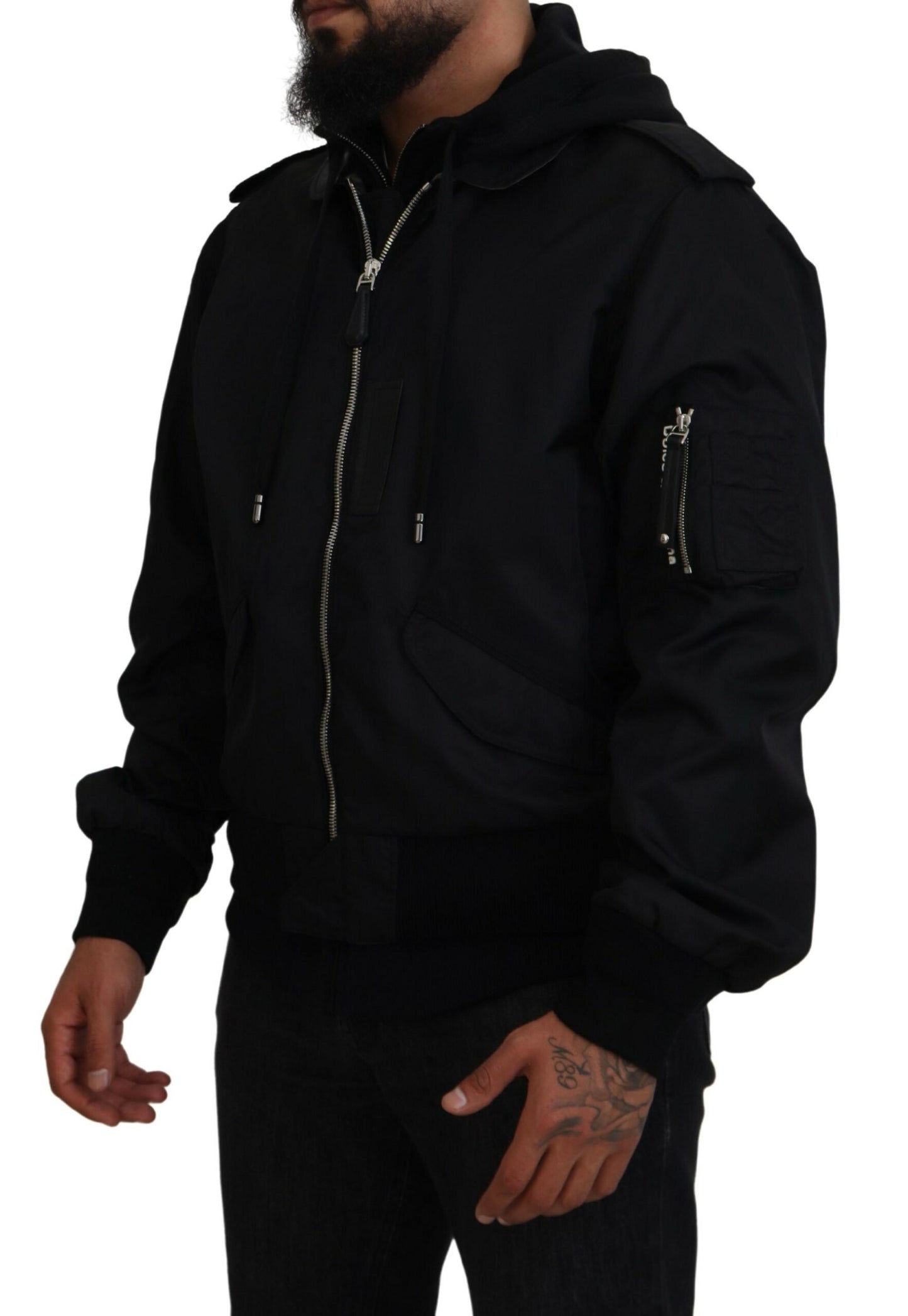 Chaqueta bomber con capucha negra elegante