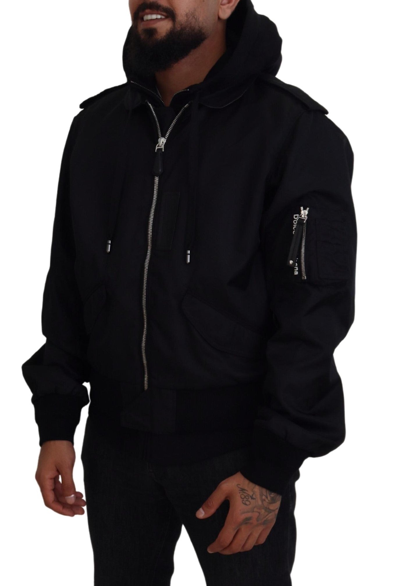Chaqueta bomber con capucha negra elegante