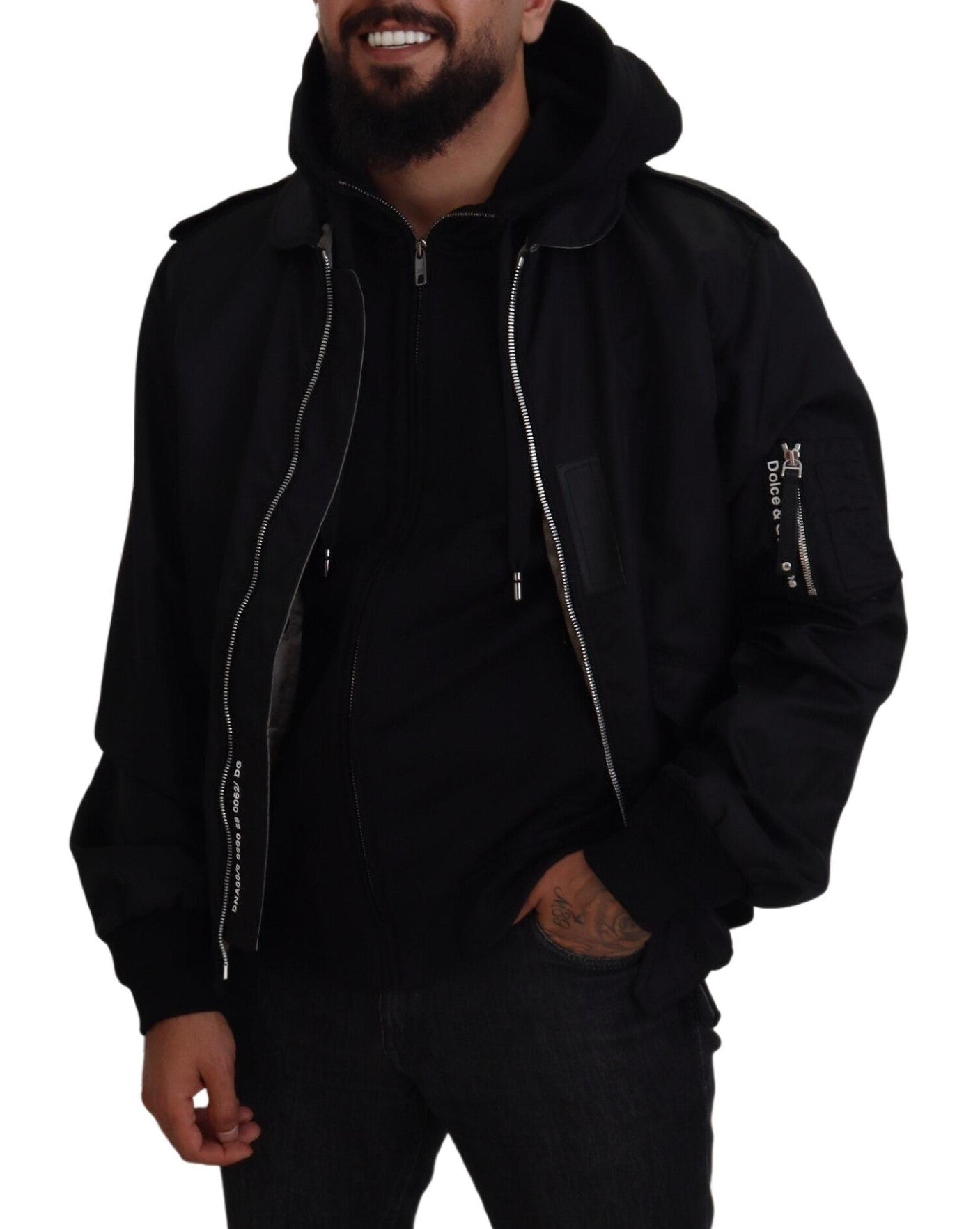 Chaqueta bomber con capucha negra elegante