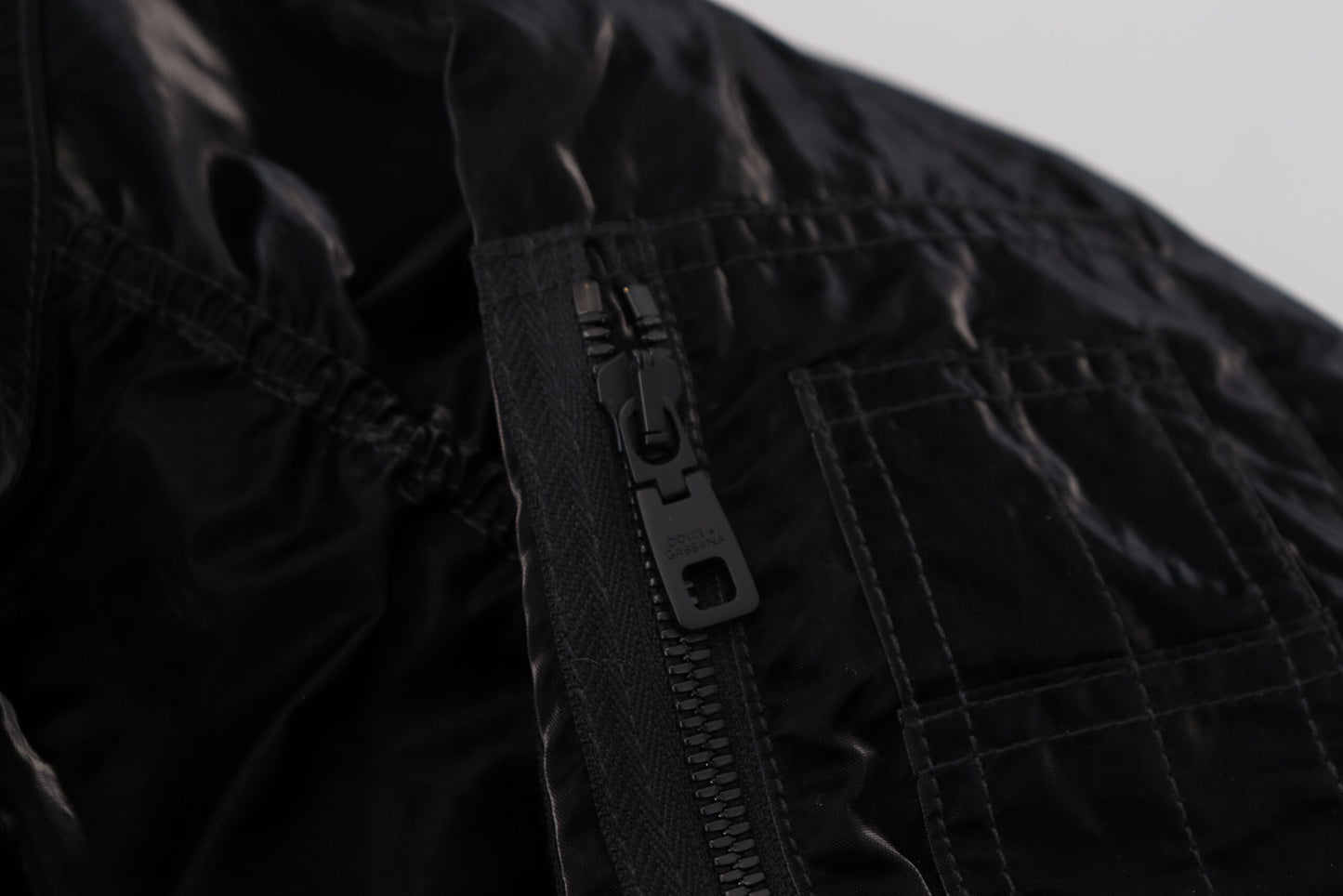 Elegante chaqueta bomber negra con capucha