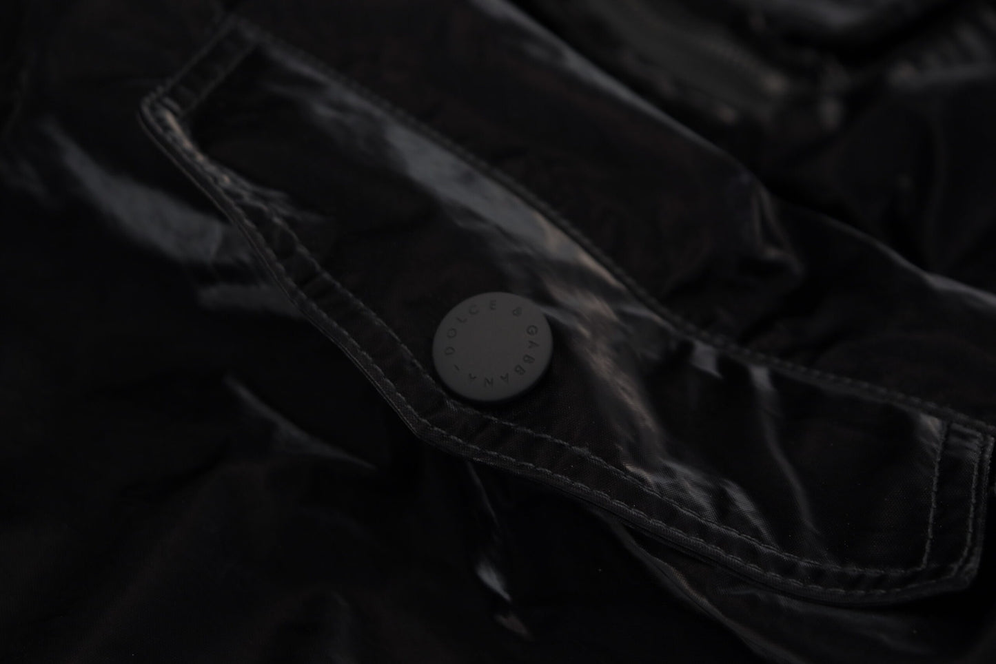 Elegante chaqueta bomber negra con capucha