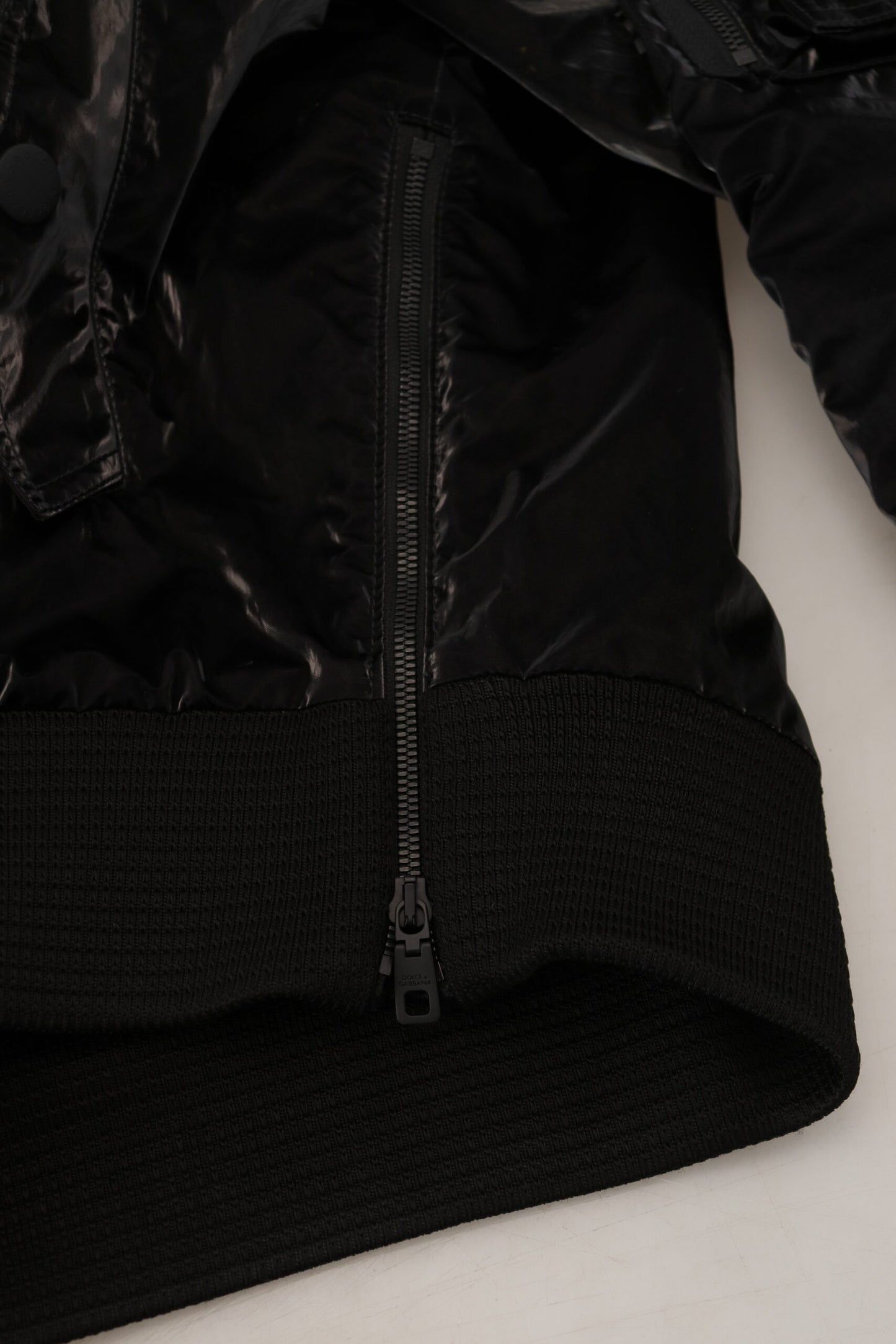Elegante chaqueta bomber negra con capucha