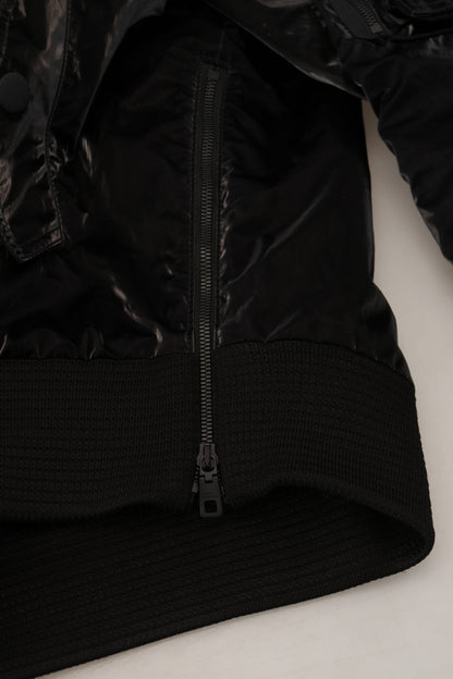Elegante chaqueta bomber negra con capucha