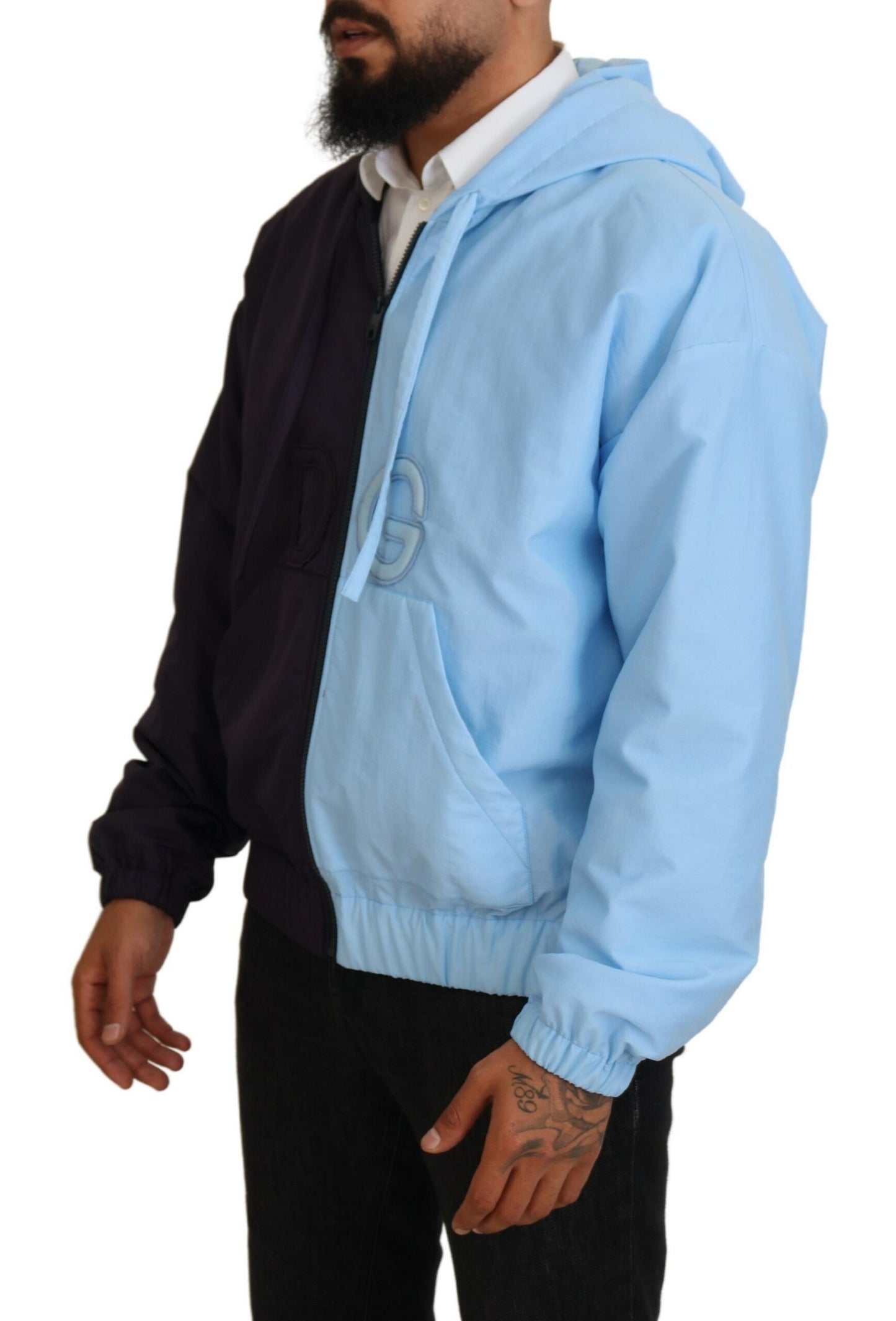 Elegante chaqueta azul con capucha y cierre de cremallera completo