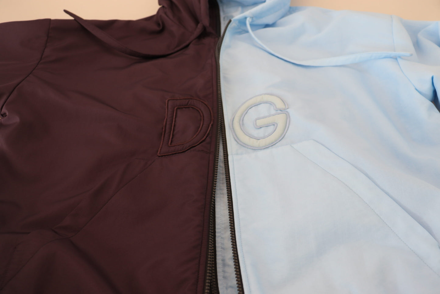 Elegante chaqueta azul con capucha y cierre de cremallera completo
