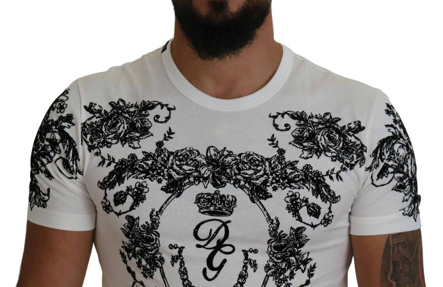 Elegante camiseta con corona floral