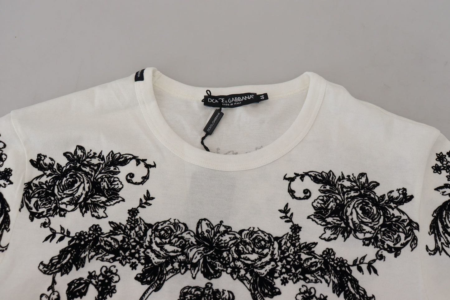 Elegante camiseta con corona floral