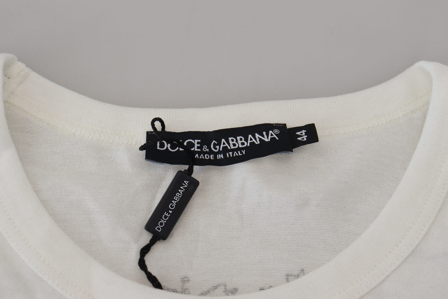 Elegante camiseta con corona floral